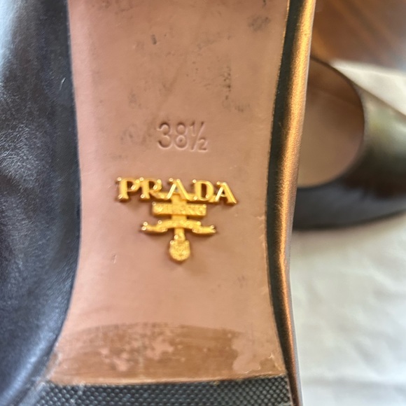 (SOLD) Authentic Prada Classic leather Back Pumps - Picture 4 of 6